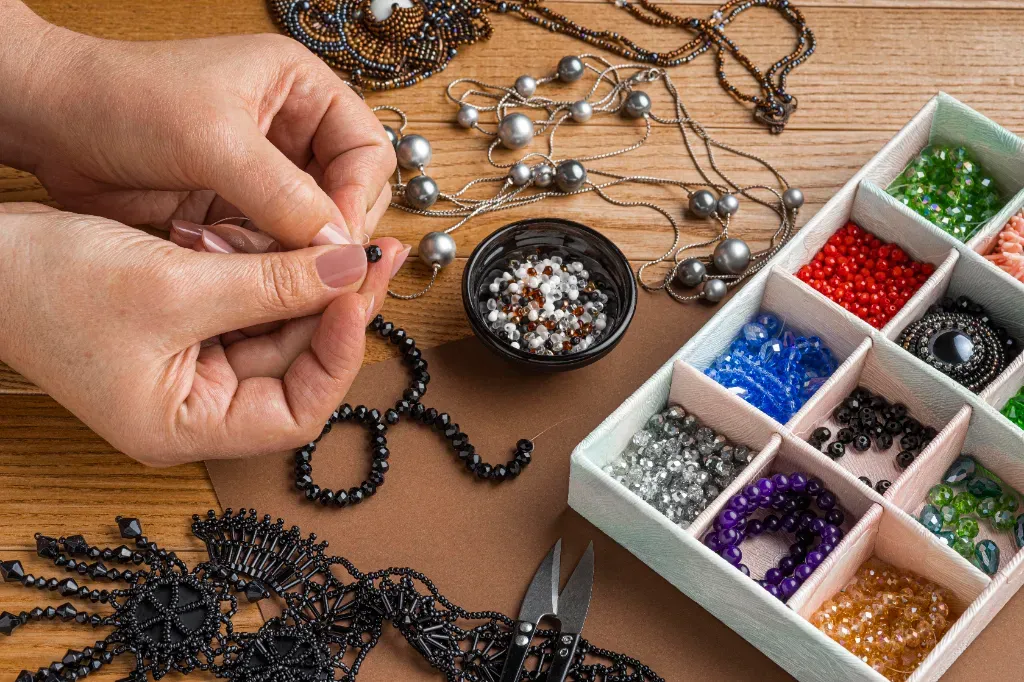 kolorowe koraliki do biżuterii DIY