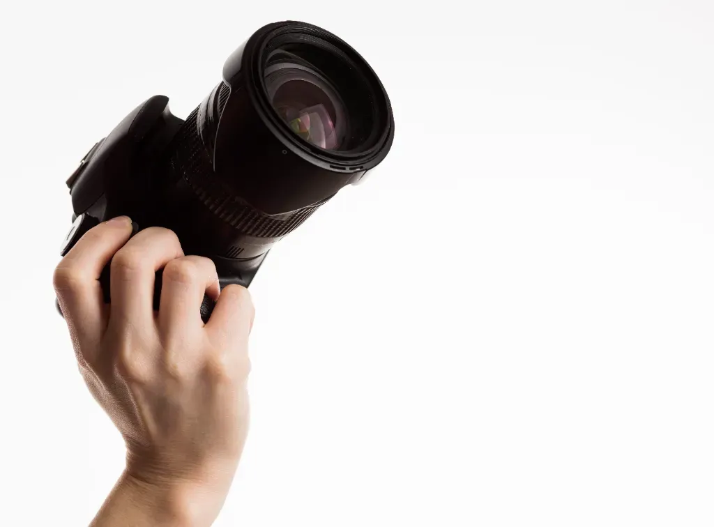 aparat fotograficzny trzymany w ręce